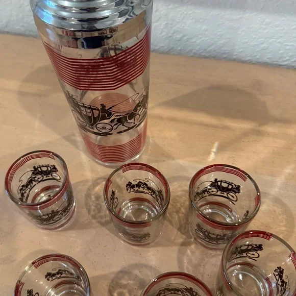 Elegant Red and Black Cocktail Shaker Set with Glasses #vintage #cocktailshaker - Picture 3 of 7